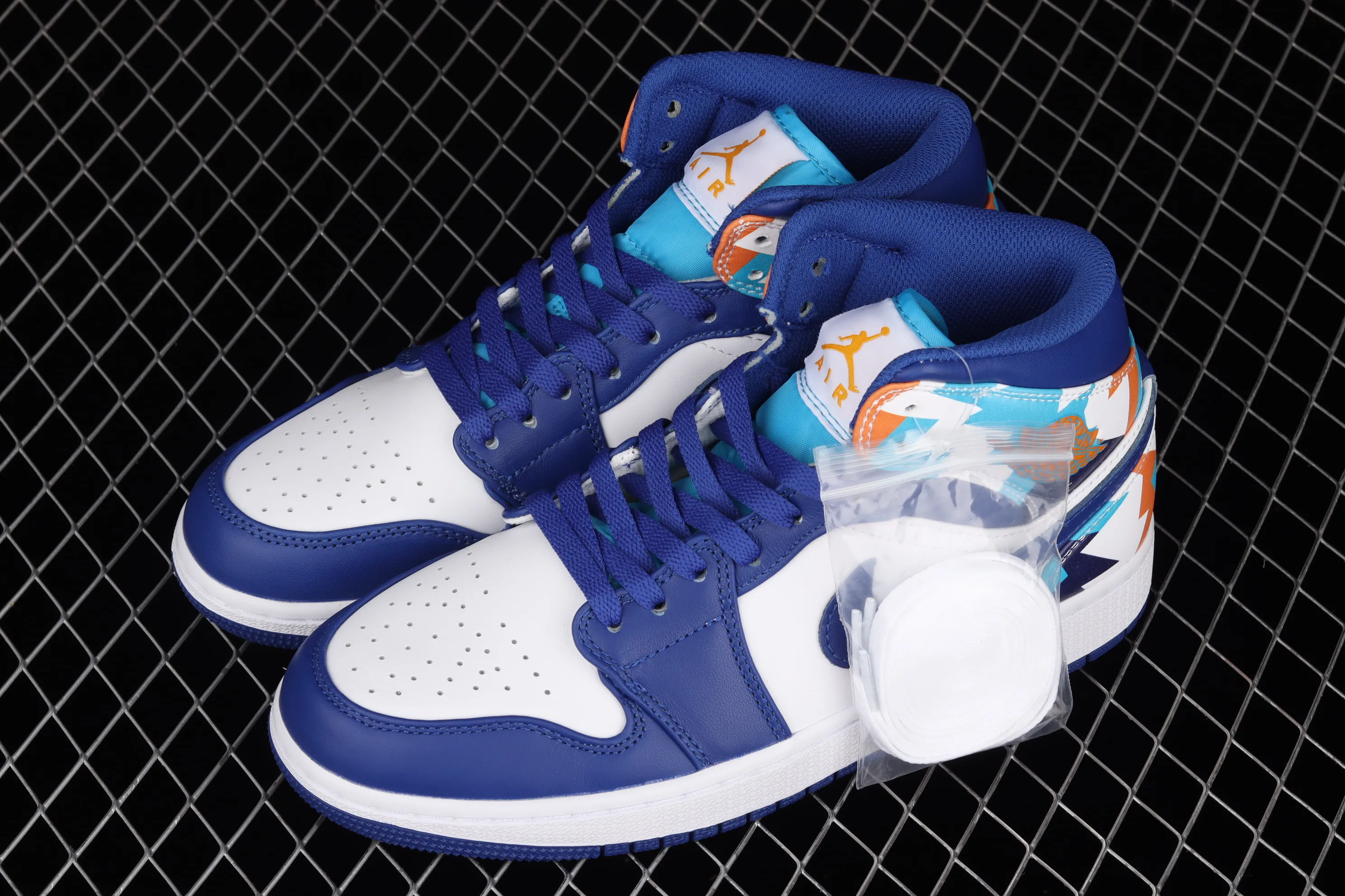 All categories Air Jordan Jordan series basketball shoes Air Jordan 1 Mid Air Jordan 1 Mid AJ1 Joe 1 geometric white and blue Zhongbang basketball shoes 555112-105